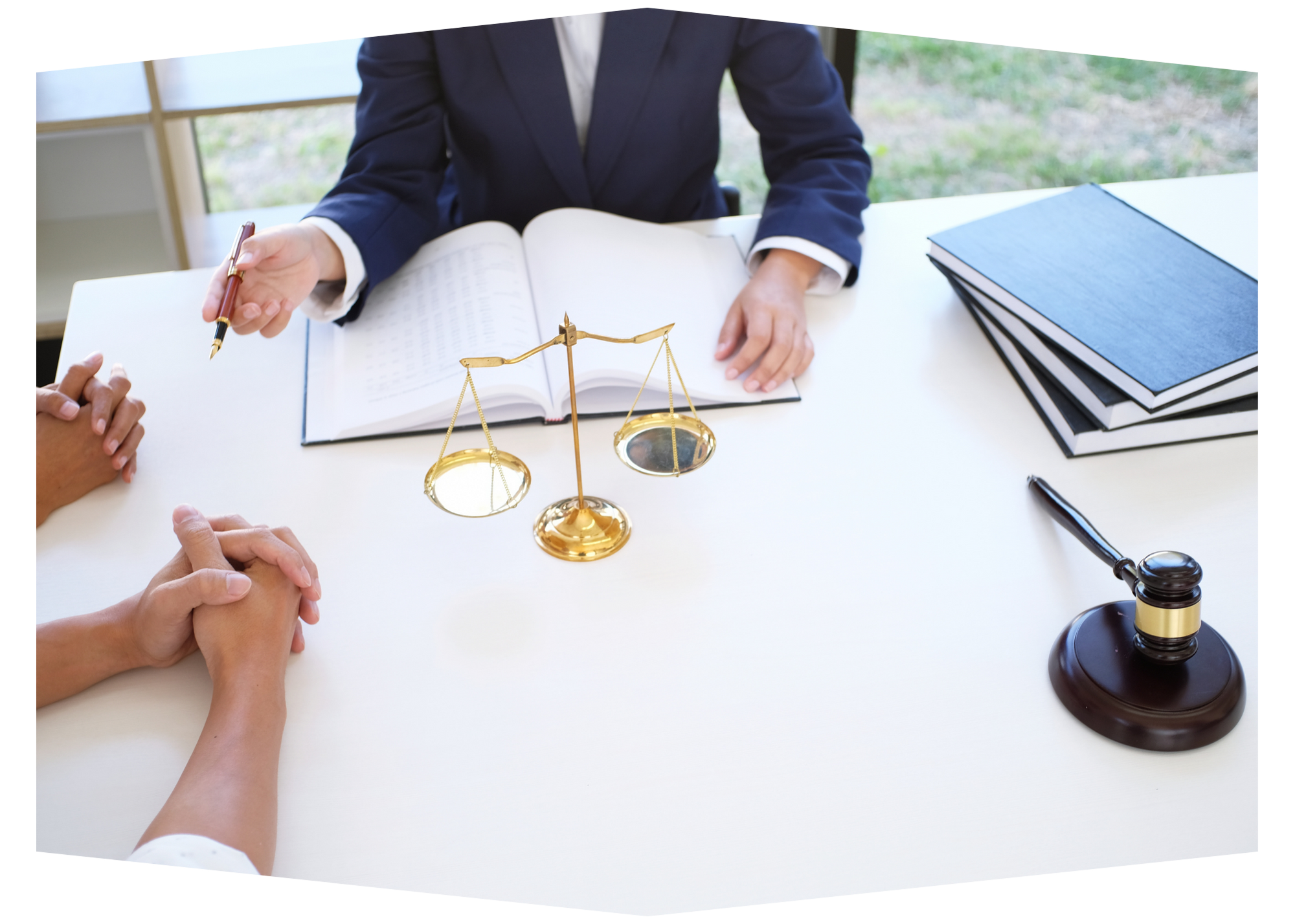 Abogados defendiendo deudores